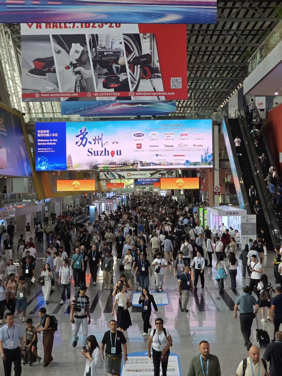 Inside a Canton Fair hall during the 139th session, packed with international buyers walking under a Suzhou pavilion banner